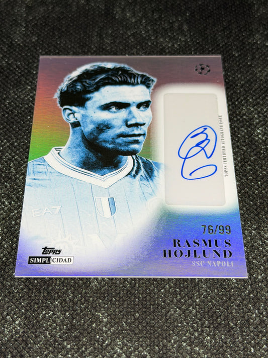 2025-26 Topps Simplicidad UEFA Club Competitions Estrellas Internacionales Autograph Card 76/99 - Rasmus Hojlund