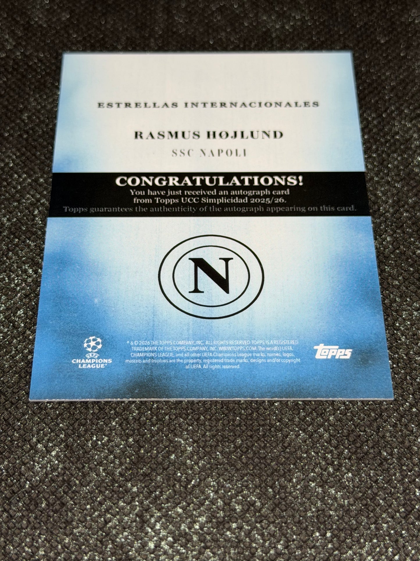 2025-26 Topps Simplicidad UEFA Club Competitions Estrellas Internacionales Autograph Card 76/99 - Rasmus Hojlund