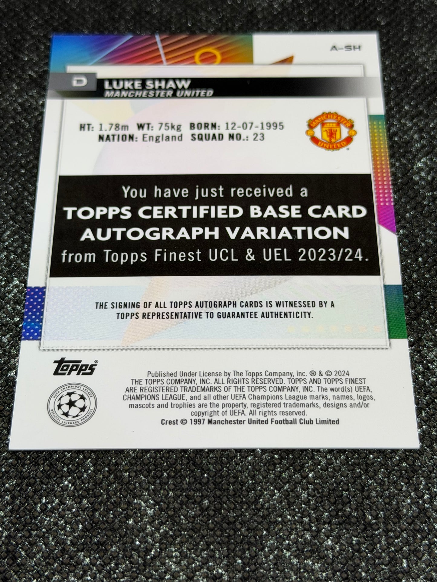 2023-24 Topps Finest UEFA Champions League Base Card Autograph Variation Blue 067/150 - Luke Shaw