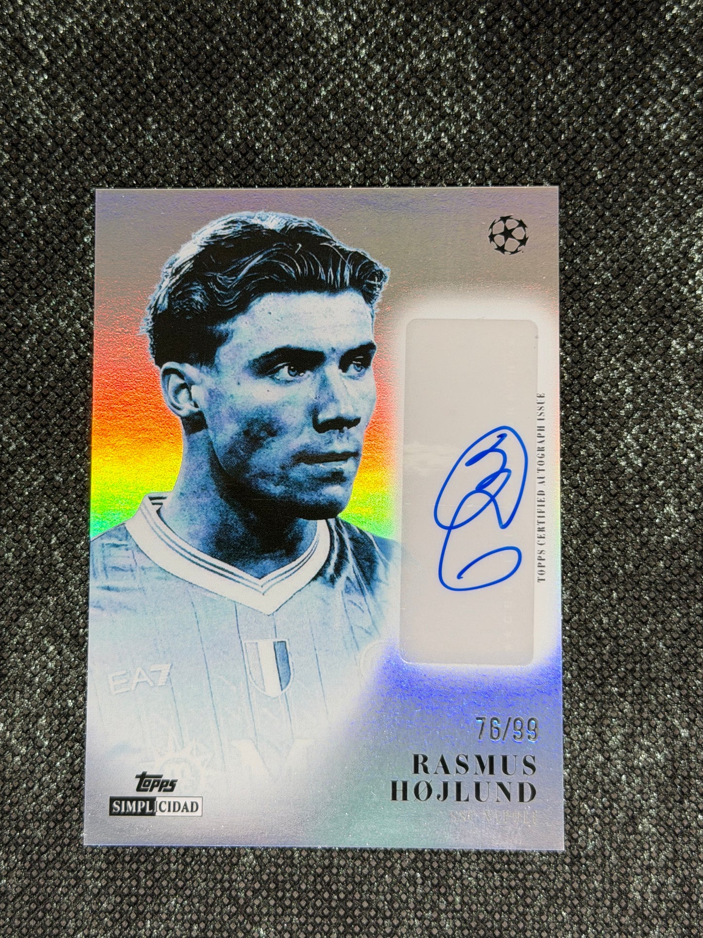 2025-26 Topps Simplicidad UEFA Club Competitions Estrellas Internacionales Autograph Card 76/99 - Rasmus Hojlund
