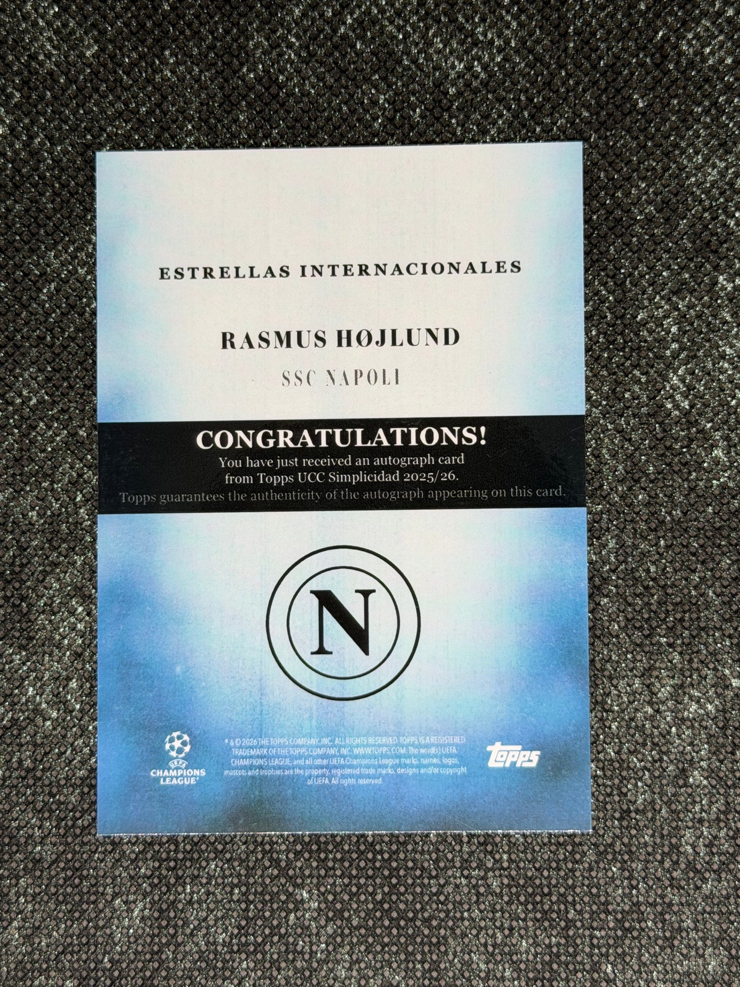 2025-26 Topps Simplicidad UEFA Club Competitions Estrellas Internacionales Autograph Card 76/99 - Rasmus Hojlund