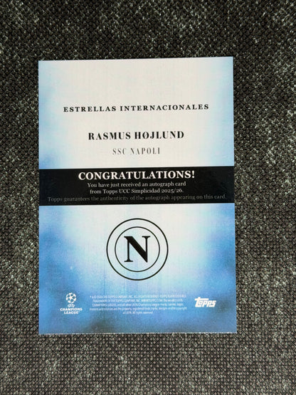 2025-26 Topps Simplicidad UEFA Club Competitions Estrellas Internacionales Autograph Card 76/99 - Rasmus Hojlund