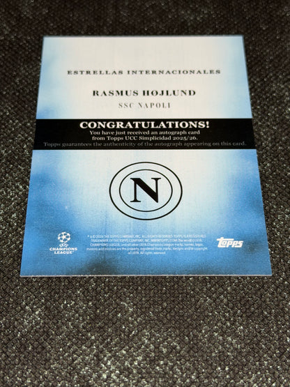 2025-26 Topps Simplicidad UEFA Club Competitions Estrellas Internacionales Autograph Card 76/99 - Rasmus Hojlund