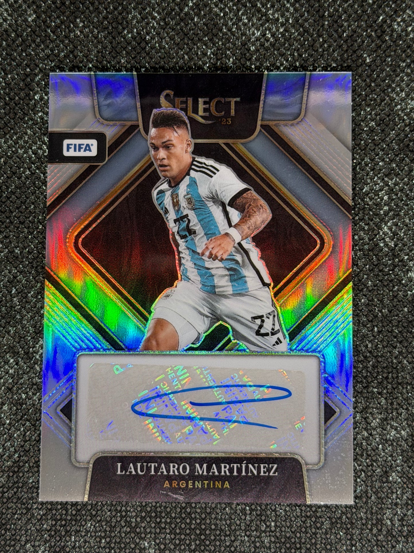 2022-23 Panini Select FIFA Soccer Signatures Base - Lautaro Martinez