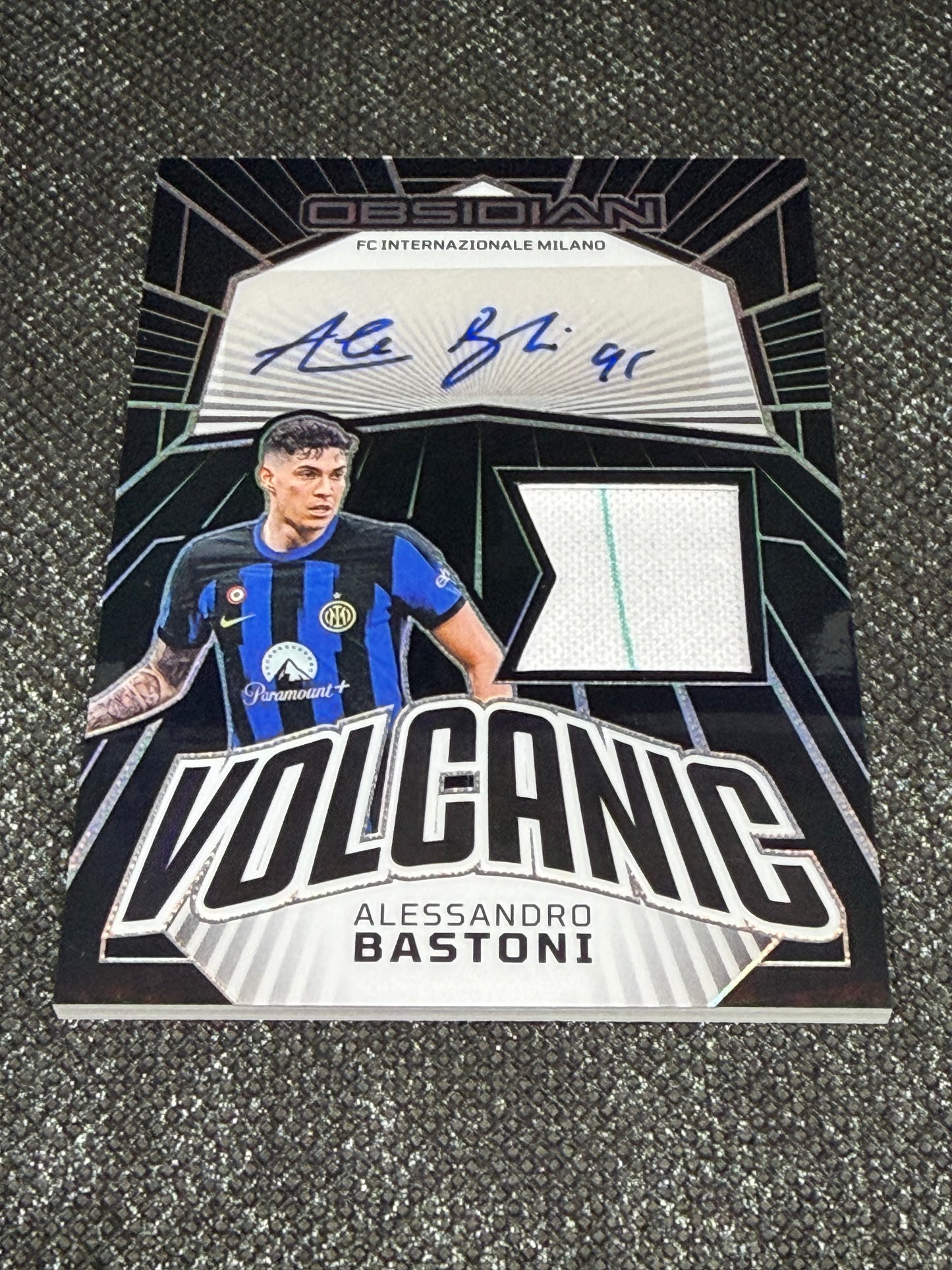 2023-24 Panini Obsidian Soccer Volcanic Materials Autograph 096/199 - Alessandro Bastoni