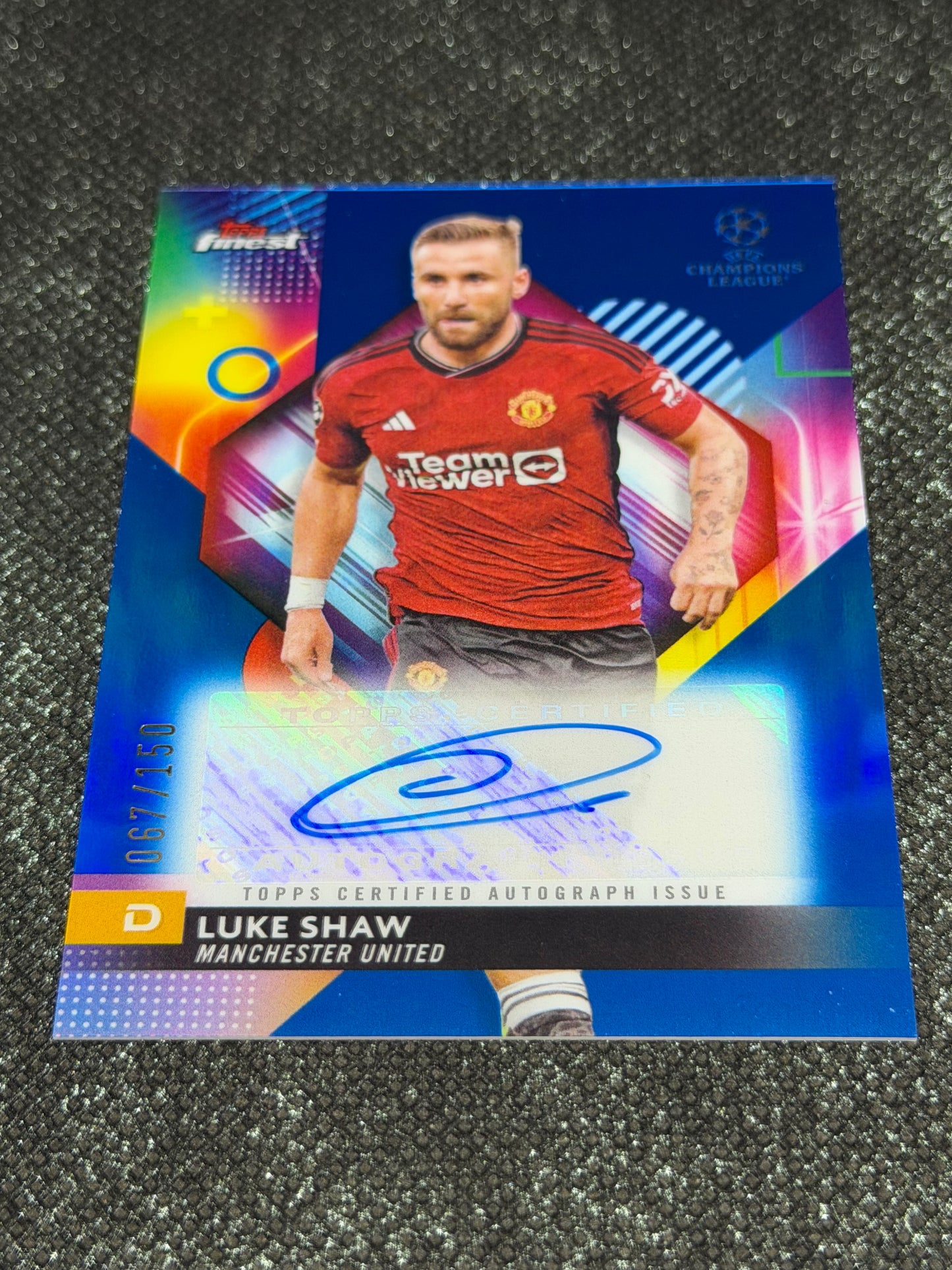 2023-24 Topps Finest UEFA Champions League Base Card Autograph Variation Blue 067/150 - Luke Shaw