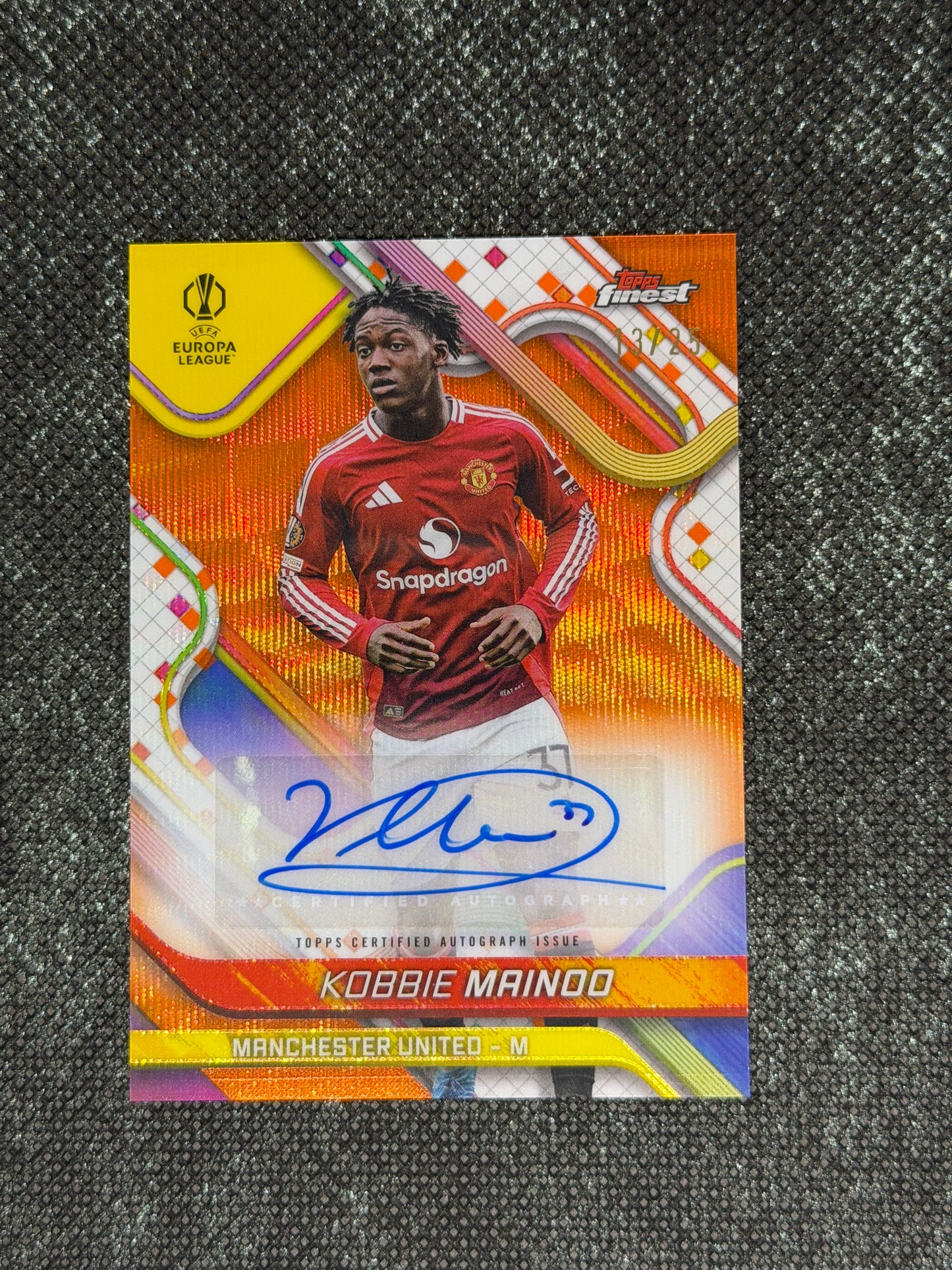 2024-25 Topps Finest UEFA Club Competitions Base Card Autograph Variation Orange Wave 13/25 - Kobbie Mainoo