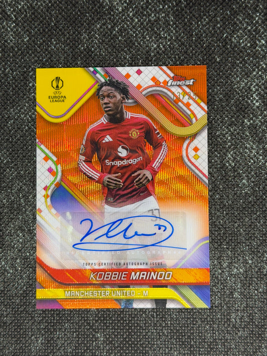 2024-25 Topps Finest UEFA Club Competitions Base Card Autograph Variation Orange Wave 13/25 - Kobbie Mainoo