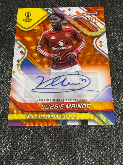 2024-25 Topps Finest UEFA Club Competitions Base Card Autograph Variation Orange Wave 13/25 - Kobbie Mainoo