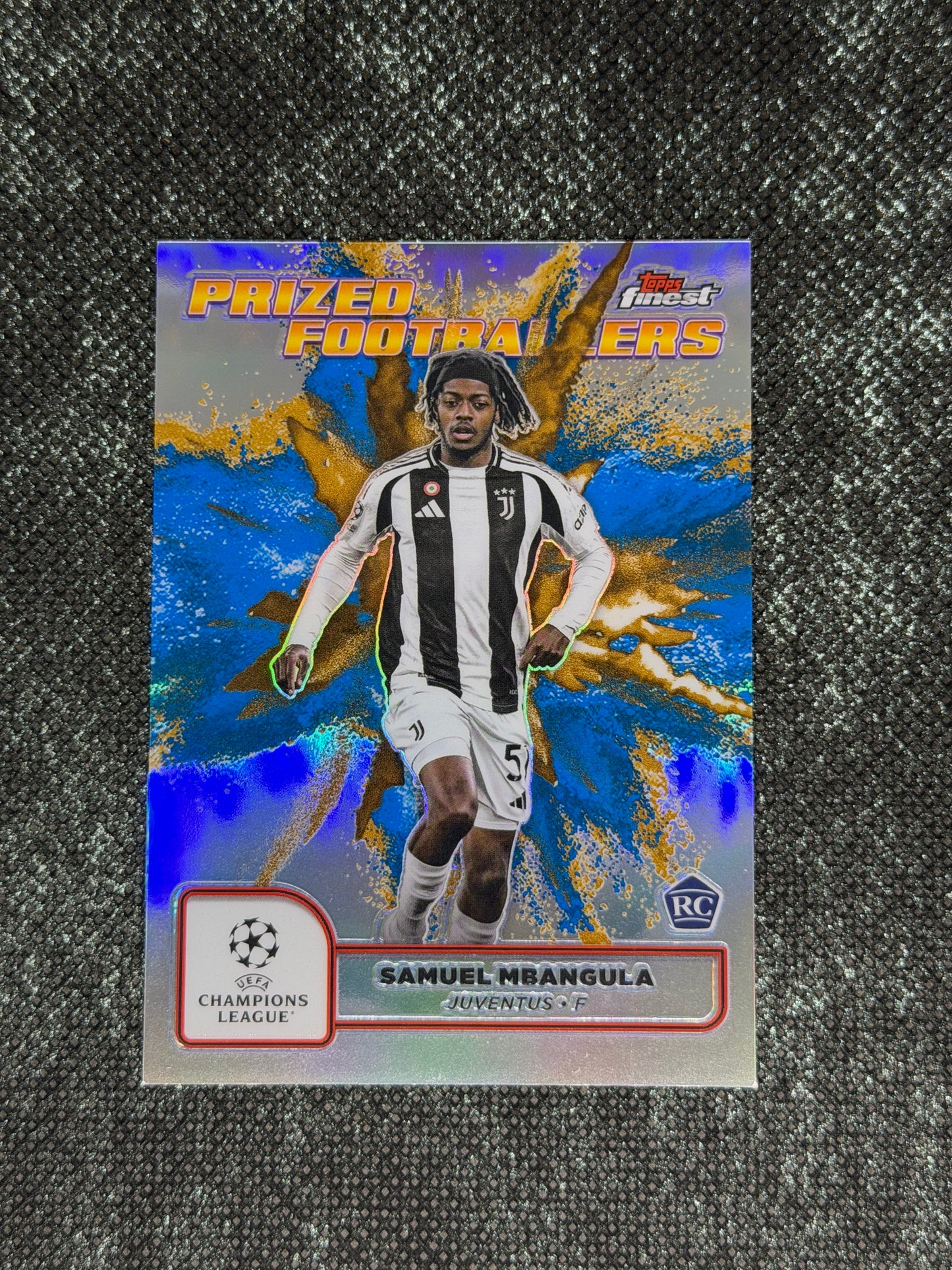 2024-25 Topps Finest UCC Prized Footballers Fusion Blue/Gold RC (Case Hit) - Samuel Mbangula