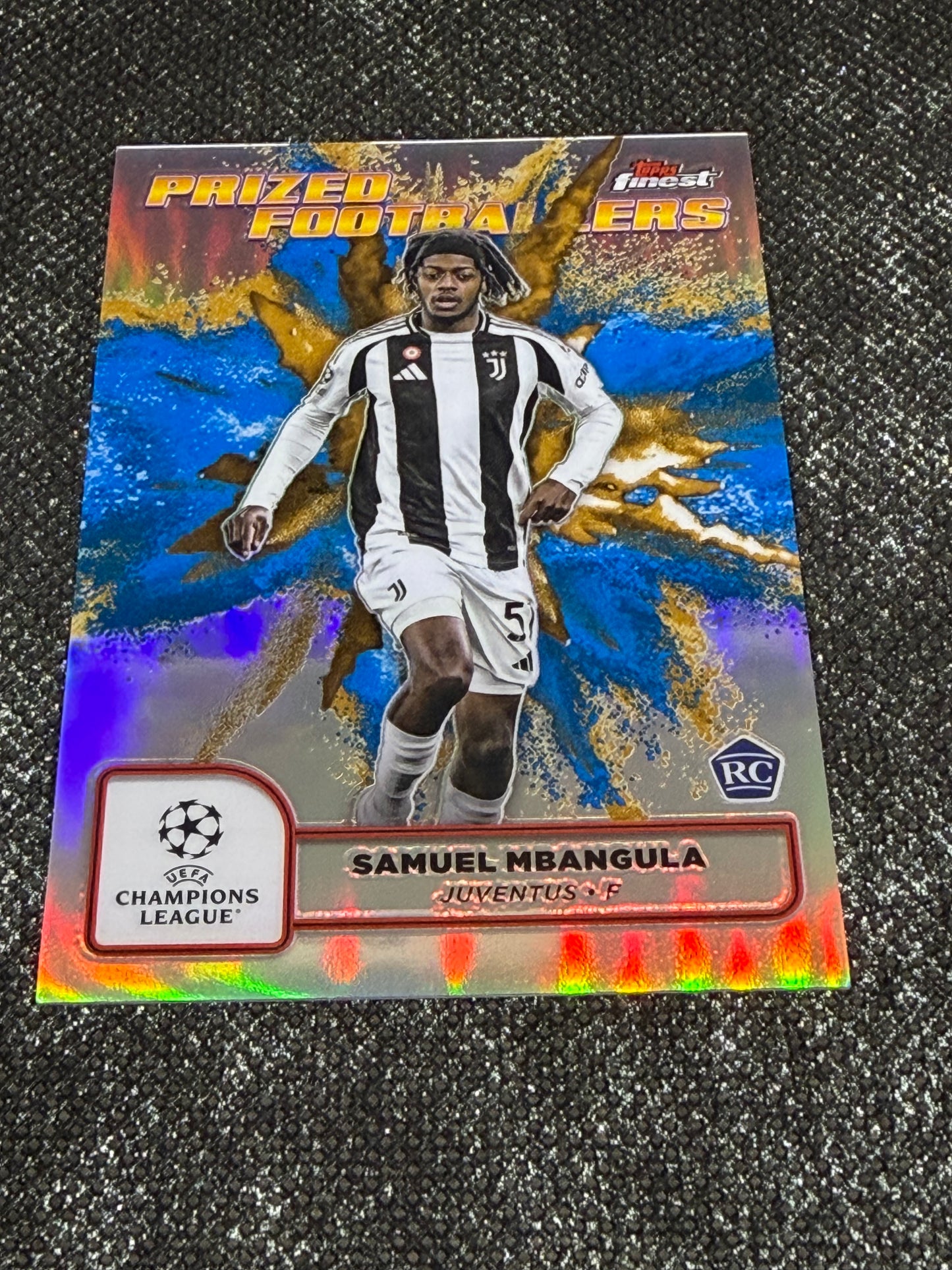 2024-25 Topps Finest UCC Prized Footballers Fusion Blue/Gold RC (Case Hit) - Samuel Mbangula